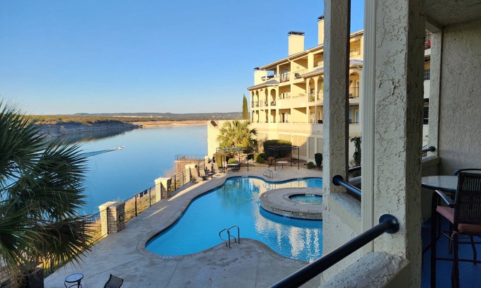 Lago Vista Condominio | Spectacular 2-bedroom Lakefront Resort Type Condo in Lake Travis