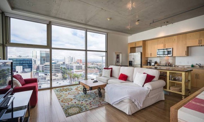 Downtown Las Vegas Condominio | Spectacular 270 degree view- Clean and full of amenities