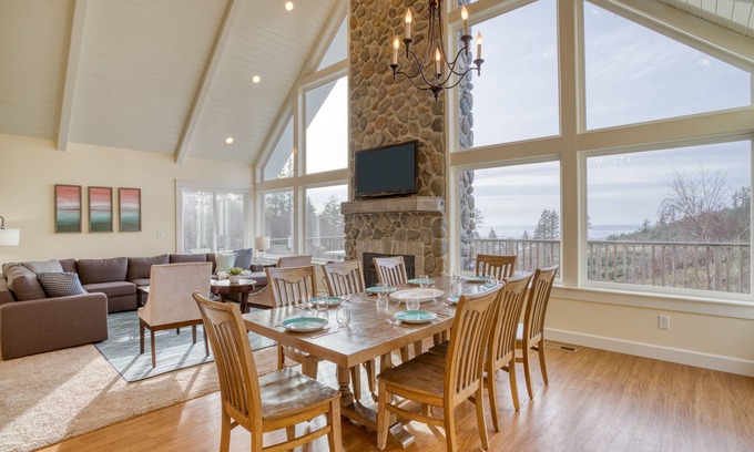 Tillamook Casa | Espectacular casa en propiedad de 3 acres con vista al mar, jacuzzi, pozo de fuego y estructura de juego
