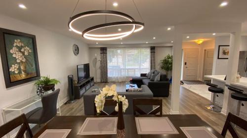 Kingsview Village Apartamento | Spectacular 3 BR 2 WR House - Close to Airport