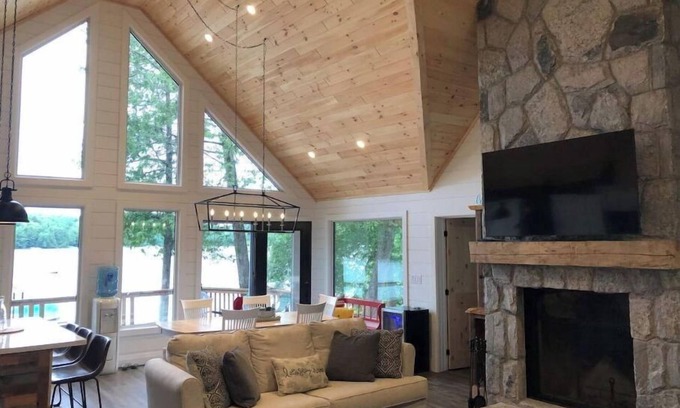 Dorset Casa | Spectacular 4 bedroom, sandy beach, lakeside gem