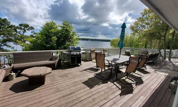 Island Heights Casa | Spectacular 6 Br Waterfront w/priv beach in cozy, quiet Island Heights