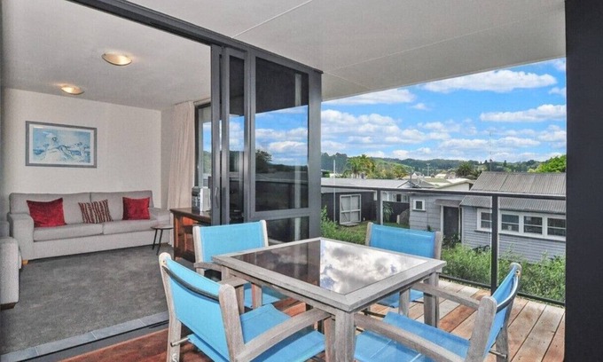 Whangamata Apartamento | Spectacular Apartment with Spa pool, Heated Swimming pool, Private Decks & some