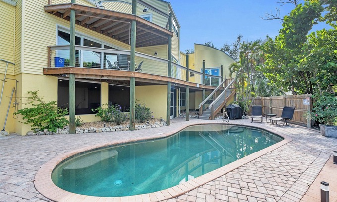 Mid Island Casa | espectaculares pasos arquitectónicos a la playa con piscina privada climatizada en el canal