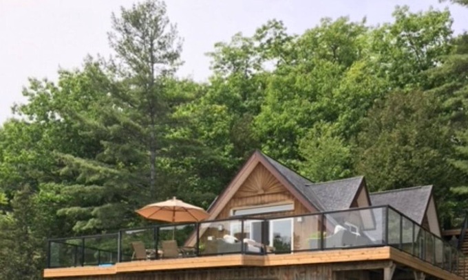 Utterson Cabaña | Spectacular Boathouse on Beautiful Skeleton Lake in Porcupine Bay
