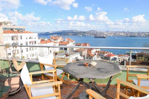 Kabatas Apartamento | Spectacular Bosphorus View, Private Rooftop Terrace 6BR, 2BA