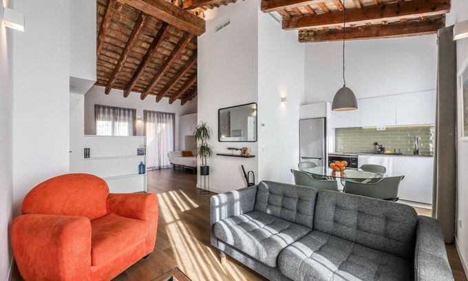 La Roqueta Apartamento | Espectacular Ático tipo estudio reformado