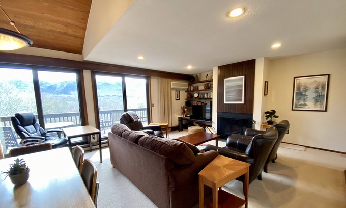 Manchester Center Casa | Spectacular Green Mountain views, walk to pool and charming Manchester village