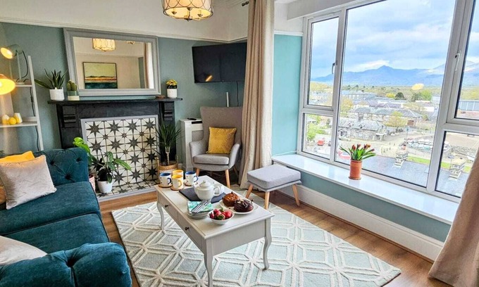 Borth-y-Gest Casa | Spectacular Harbour and Mountain Views, Porthmadog, Snowdonia, Sleeps 9
