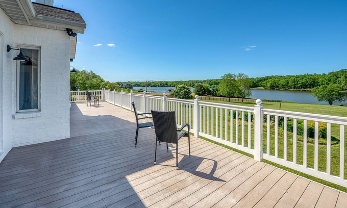 Livingston Casa | Spectacular Lake Anna escape w/ private dock, deck & sunrise view & dog-friendly