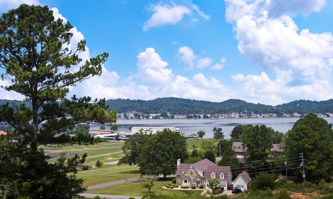 Guntersville Casa | Spectacular Lake Views ~ Minutes from Everything ~ Family Sized
