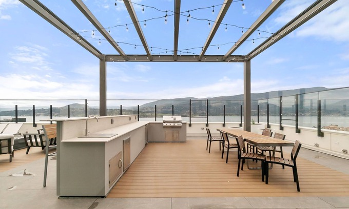 Kelowna Central Business District Condominio | Spectacular Lake View w/ Rooftop Access in Downtown Kelowna!
