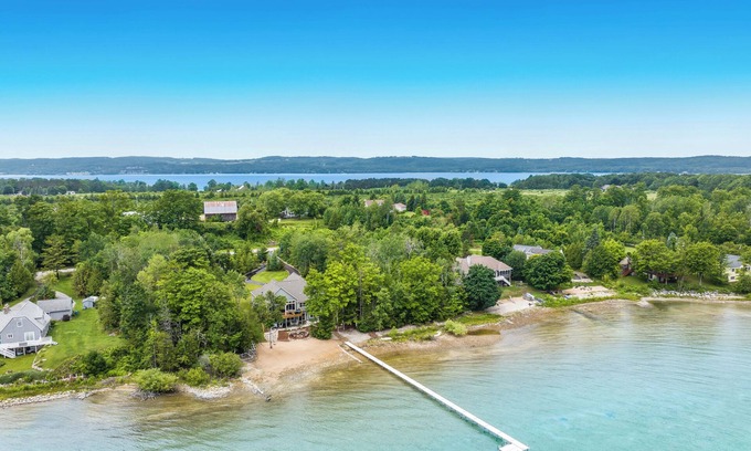 Suttons Bay Casa | Spectacular Lakefront Retreat on Lake Michigan in Suttons Bay