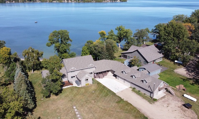 Underwood Casa | Spectacular Lakefront Retreat on 2 acres~ Perfect Large Family Getaway
