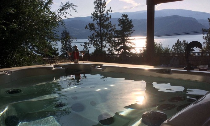 Central Okanagan Casa | ESPECTACULAR VISTA AL LAGUNA: patio enorme con bañera de hidromasaje, totalmente privado, a pie de playa