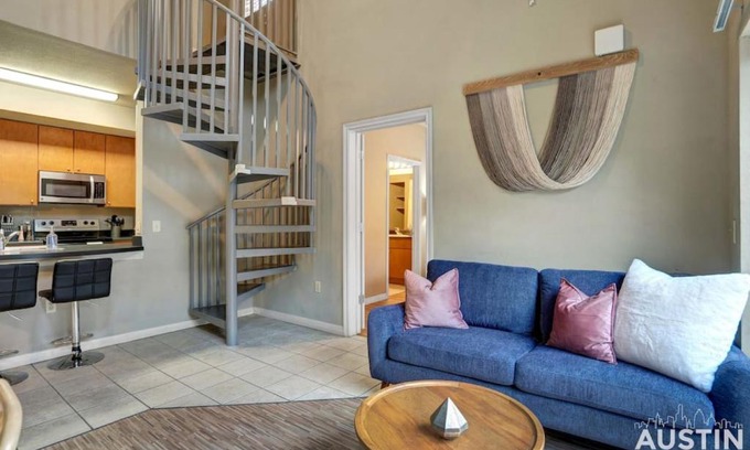 West Campus Apartamento | Spectacular Location West Campus Apt for 8 plus Loft