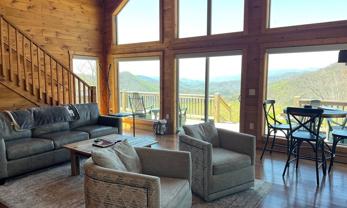 Bryson City Cabina | Spectacular Mountain Views w/Pool table and Fire pit!