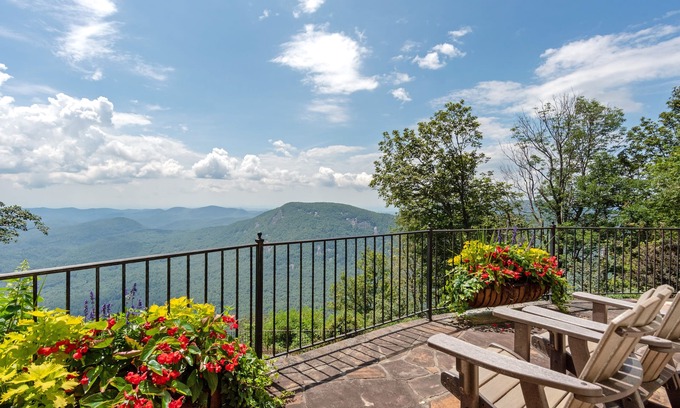 Cashiers Casa | Spectacular Mountain retreat- First time this home offered as a rental