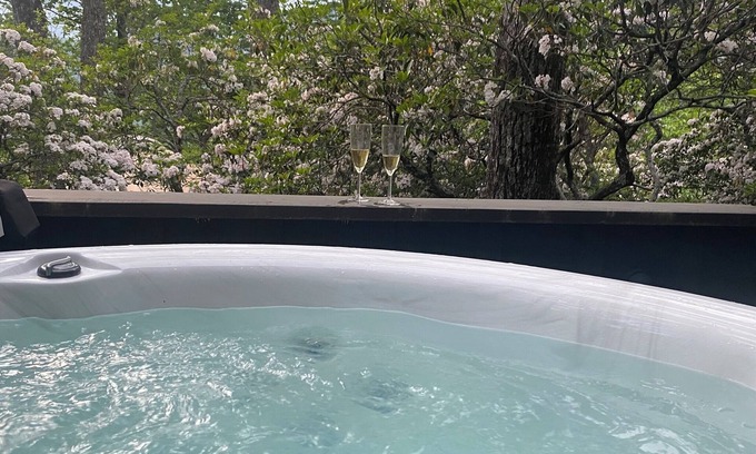 Cashiers Apartamento | Spectacular mountain views with private hot tub!