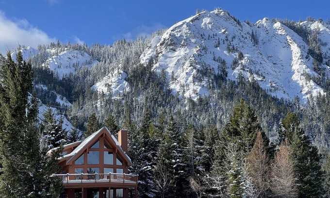 Cle Elum Casa | Spectacular mountain views, home and garden with private hot tub and sauna