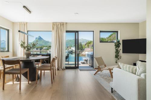 Svolvaer Casa | Spectacular mountain views with fireplace and jacuzzi