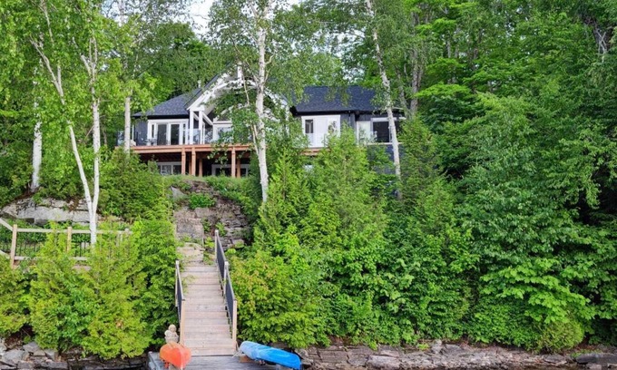 Dysart et al Cabaña | Spectacular new 4 season cottage on pristine Kennisis Lake! Sauna and hot tub!