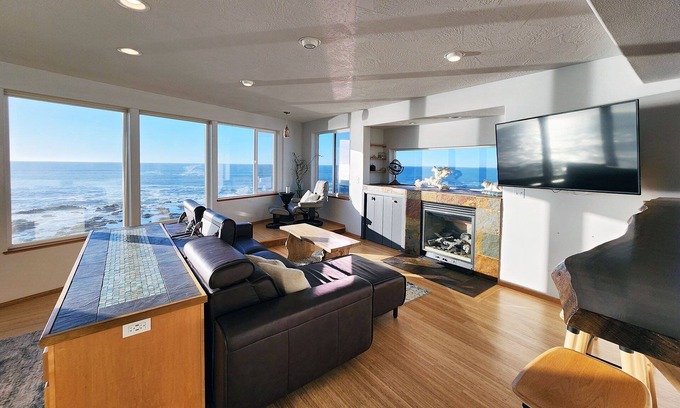 Yachats Casa | Spectacular Ocean Views! Hot Tub! Walk to Everywhere in Yachats!