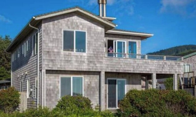 Yachats Casa | Spectacular Ocean Front, Dog Friendly Home, in the Heart of Yachats