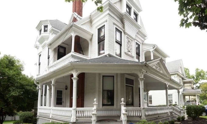 Auburn Casa | Spectacular Queen Anne Victorian