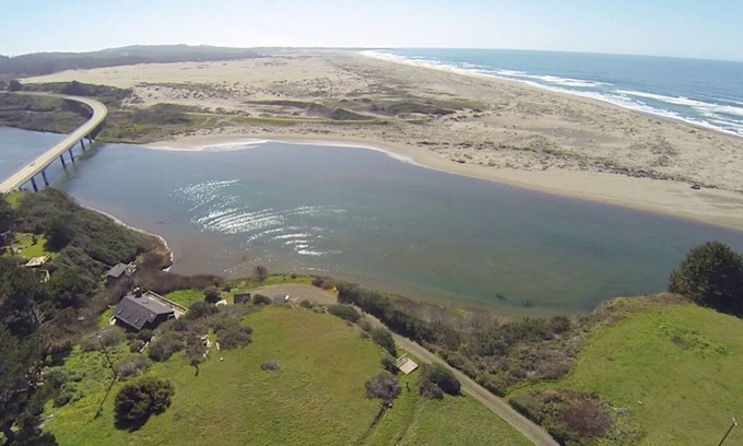 Fort Bragg Casa | Espectacular propiedad frente al río / frente al mar en la reserva natural.