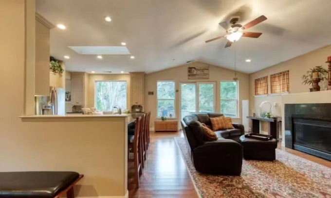 Cazadero Casa | Spectacular Riverfront sanctuary 3-bedroom home with Hot Tub near Monte Rio