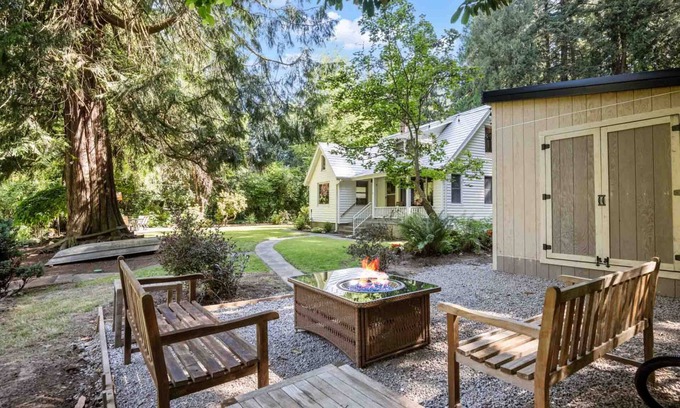 Stafford - Tualatin Valley Casa | Spectacular Riverfront Setting, Pet Friendly, EV Charger, Fire-Table, Sauna, BBQ Overlooking River