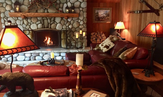 Skykomish Chalet De Esquí | Espectacular escapada frente al río, amplias vistas, bañera de hidromasaje, perfecto refugio de esquí!