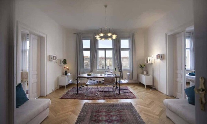 Andel Apartamento | Spectacular Riverview apartment