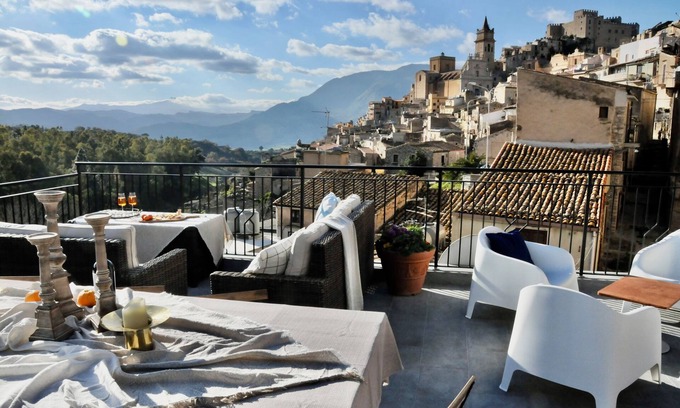 Caccamo Casa | Spectacular rooftop views, 15 minutes to the Mediterranean
