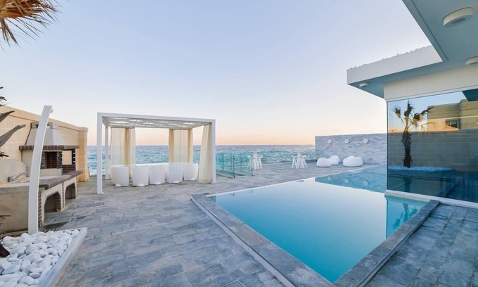 Marsaskala Villa | ¡Una espectacular villa contemporánea a estrenar situada justo frente al mar!