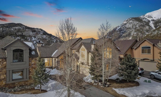 East Village at Copper Casa | Impresionante 6BR 6BA ski in ski out Golf Course Home! Bañera de hidromasaje- Vistas a la montaña