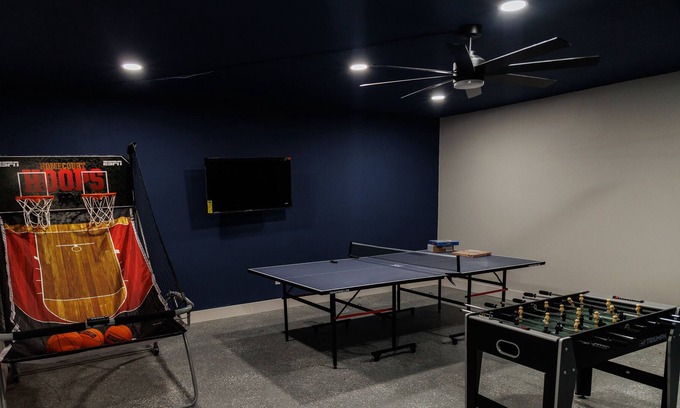 Lauderhill Casa | Spectacular spacious home! Pool+Game room