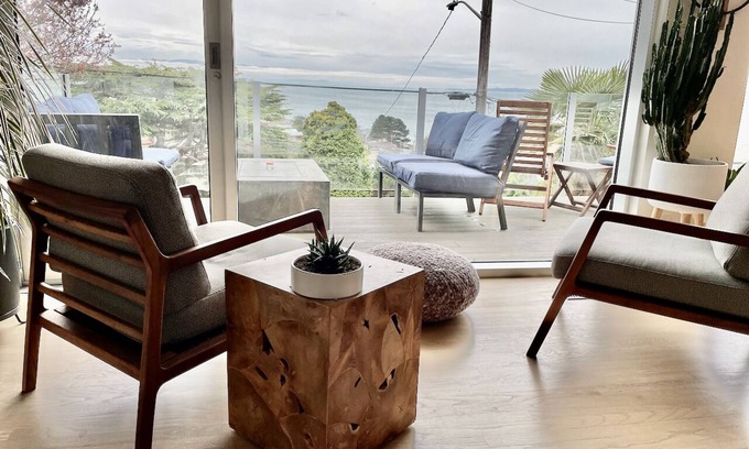 South Oak Bay Casa | Spectacular view of the Salish Sea and the Olympic Peninsula