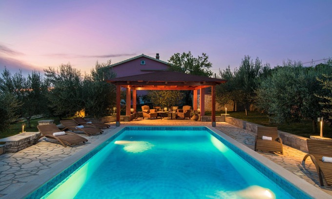 Presika Villa | Vista espectacular, piscina privada, jardín, barbacoa, cerca de la playa.