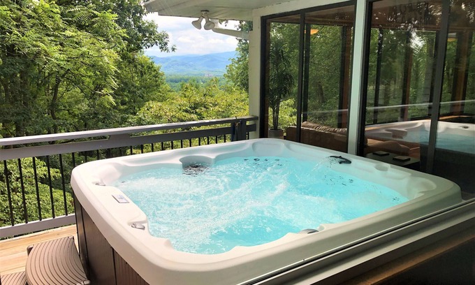 Royal Pines Casa | ¡Nuevo listado! Vistas de largo alcance con solárium, porche cubierto, 17 minutos a Asheville