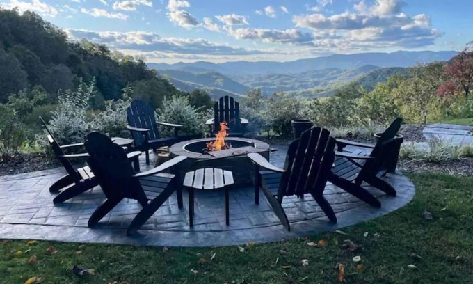 Bryson City Cabina | Spectacular views minutes from Bryson City, fire pit and brand new hot tub!