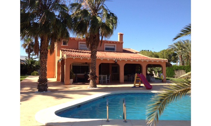 Los Arenales del Sol Chalet De Esquí | ESPECTACULAR VILLA CON PISCINA ,PISTAS DE TENIS ,FÚTBOL ,PLAYAS Y GOLF.