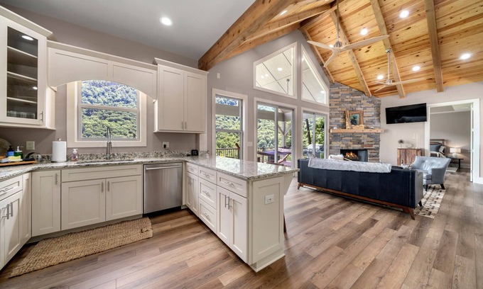 Chimney Rock Casa | Spectacular Waterfall Views! Chimney Rock Cottage - EV Charger