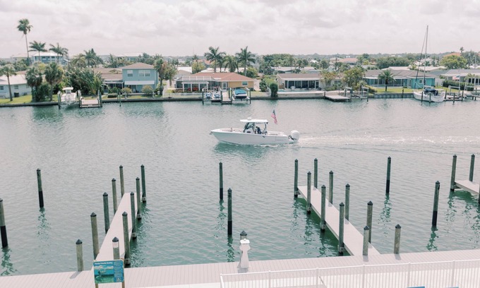 Island Estate Condominio | Spectacular Waterfront condo on Island Estates- 5 min to Beach!