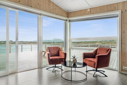 Vestvagøy Casa | Spectacular Waterfront Fishermans Cabin - Rorbu