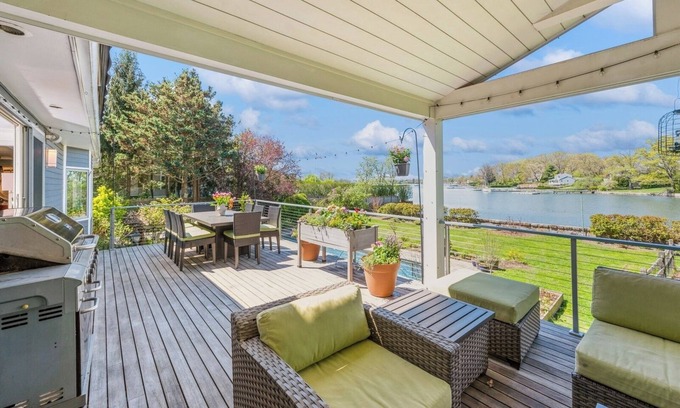 Mamaroneck Casa | Spectacular Westchester Waterfront Rental: Stunning Views Pool Hottub Gym & Dock