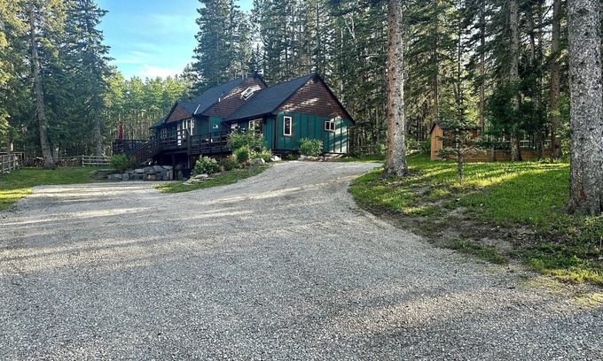 Millarville Cabina | Spectacular woodland retreat on 4.5 acres