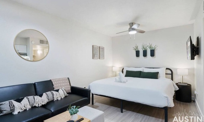 Hyde Park Apartamento | Cozy & Newly Renovated | King/Sofa Bed + Smart TV