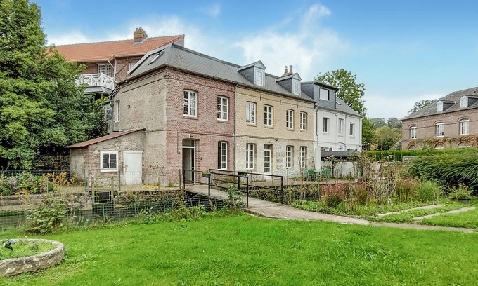 Martin-Eglise Casa | Spend a wonderful vacation in a comfortable vacation home with historical flair.